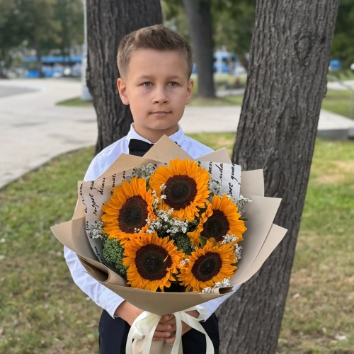 Букет на 1 сентября из 5 подсолнухов и лимониума в Домодедово