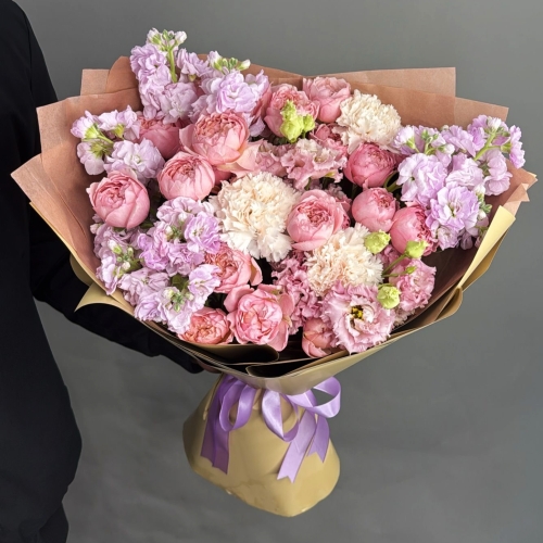 Букет "Амели" из ароматных маттиол, пионовидных кустовых роз Джульетта  эустом и диантусов в Домодедово