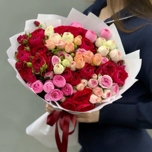 Букет из 15 разноцветных веток кустовых роз в Домодедово