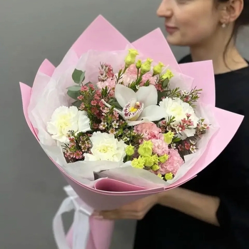 Букет с королевской орхидеей, диантусами, эустомой и шамелациумом в Домодедово