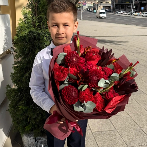 Букет с георгинами, розами и леукадендроном в Домодедово