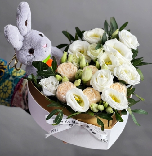 Композиция в коробке сердца из шоколадных пионов и эустом в Домодедово